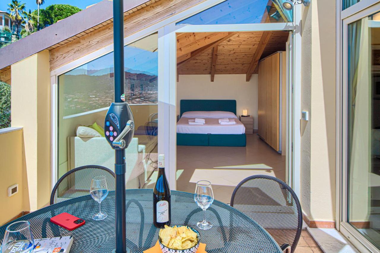 Appartamenti Villa Il Poggiolo Диано Марина Екстериор снимка