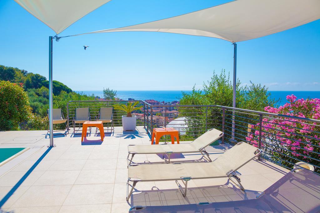 Appartamenti Villa Il Poggiolo Диано Марина Екстериор снимка